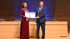 Đại diện Công ty Cổ phần Tập đoàn Truyền thông Starworld Kỷ niệm chương “Vì những đóng góp cho hoạt động UNESCO” và danh hiệu “Doanh nghiệp văn hóa UNESCO 2025”