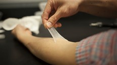 Nga: Phát hiện vật liệu sinh học điều trị vết thương