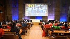 Hình ảnh nhà ngoại giao Nguyễn Xuân Thắng - Chủ tịch Liên hiệp các Hội UNESCO Việt Nam và các lãnh đạo cấp cao xuất hiện trong không gian biểu tượng của Room II