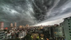 Hoàn lưu bão gây mưa dông, lốc và gió giật mạnh trên nhiều khu vực ở Bắc Bộ