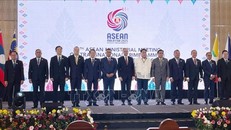 Đại tướng Lương Tam Quang, Ủy viên Bộ Chính trị, Bộ trưởng Bộ Công an chụp ảnh kỷ niệm cùng Thủ tướng Malaysia Datuk Seri Anwar Ibrahim (Giữa) và các đại biểu tham dự Hội nghị Bộ trưởng ASEAN về Tội phạm xuyên quốc gia lần thứ 19. Ảnh: Thành Trung/TTXVN 