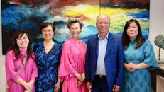 Ông Đinh Toàn Thắng (áo vest xanh), Đại sứ Việt Nam tại Pháp và BTC chụp ảnh cùng bà Anoa Suzzanne Dussol (váy hồng, đứng giữa), Đại sứ Du lịch Việt Nam tại Pháp, một trong những nhà tài trợ cho dự án thiện nguyện của Toucher Arts.