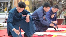 Thư pháp gia Nam Phong Bùi Hải Nam (đầu tiên, trái)