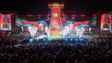 Sân khấu chính được trang bị hệ thống âm thanh, ánh sáng, khói, pháo hoa nghệ thuật hiện đại, tạo hiệu ứng thị giác ấn tượng, thu hút mạnh mẽ khán giả. Ảnh: Báo Quảng Ninh