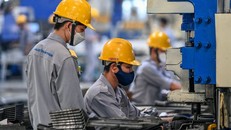 Nhiều người lao động lo ngại với đề xuất nâng tuổi nghỉ hưu lên 65