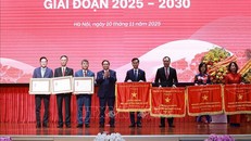 Thủ tướng Phạm Minh Chính trao Huân chương Lao động hạng Nhất; hạng Ba và Cờ Thi đua của Chính phủ cho các tập thể, cá nhân có thành tích xuất sắc trong phong trào thi đua yêu nước. Ảnh: Dương Giang/TTXVN