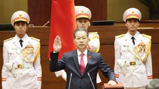 Tân Chánh án Tòa án nhân dân Tối cao Nguyễn Văn Quảng tuyên thệ.