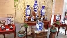 Hơn 300 hiện vật thuộc hai chủ đề “Gốm dân dụng Nam Bộ” và “Gốm tín ngưỡng Nam Bộ” được trưng bày tại triển lãm.