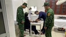 Thuyền viên Lê Văn Tình được chăm sóc y tế tại Trung tâm y tế đặc khu Cát Hải. Ảnh: TTXVN