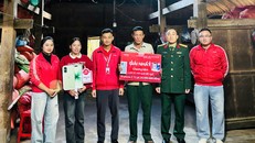 Viettel Lào Cai trao thưởng cho ông Triệu Tá Lý ngày 21/11/2025
