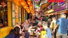 "Cà phê đường tàu" Hà Nội lại tấp nập khách sau 2 ngày bị giải tỏa