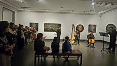 Phần hòa tấu của nhạc sĩ Quyền Thiện Đắc và những người bạn tại triển lãm Có gì bên kia ô cửa? Ảnh: Nguyệt Linh