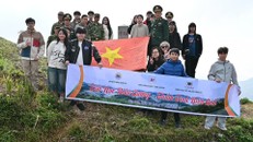 Đại diện học sinh hai tập thể lớp chụp ảnh lưu niệm tại mốc biên giới Việt - Lào. Ảnh: Nguyệt Linh