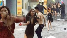 Hình ảnh cô gái dùng áo ngực bịt mũi chạy ra từ đám cháy được chia sẻ rầm rộ trên mạng xã hội. Ảnh chụp màn hình.