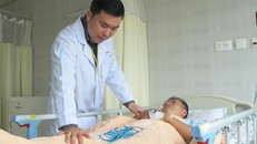 Theo bác sĩ Tuấn, nếu di chuyển người bệnh đến bệnh viện không đúng cách có thể khiến người bệnh bị nặng thêm, thậm chí là bị liệt. Ảnh: N.P