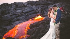 Đôi trẻ liều mạng chụp ảnh cưới bên miệng núi lửa