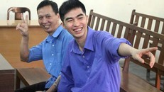 Hai bị cáo tươi cười, tạo dáng trước ống kính của phóng viên dù đang chờ bị tuyên án. Ảnh: Thăng Long. 