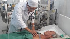 Các bác sĩ nỗ lực cứu sống bệnh nhân. Ảnh: P.T.