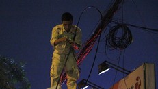 hân viên cáp viễn thông đang khắc phục sự cố. Ảnh: Lê Trai.