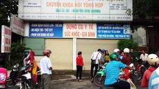 Nhiều người tụ tập trước phòng khám bác sĩ Dương. Ảnh: N.A.