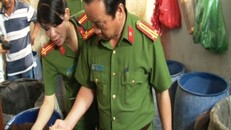 Công an phát hiện cơ sở sản xuất giá đỗ sử dụng hóa chất cấm ghi mác Trung Quốc. Ảnh. Công an cung cấp