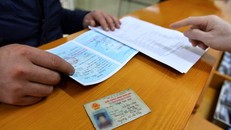 Công an Hà Nội hướng dẫn người dân khai báo hộ khẩu. Ảnh: Anh Tuấn.