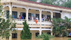 Trong khi hầu khắp khu vực nước đang rút dần thì chiều 16/10, lũ ở huyện Hương Khê (Hà Tĩnh) có dấu hiệu dâng cao. Nguyên nhân được cho là nhà máy thủy điện Hố Hô tiếp tục xả lũ. Người dân xã Phương Mỹ (Hương Khê) đứng trên tầng hai các trường học mong ch