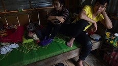 Anh Dũng, con trai ông Năng bay từ Sài Gòn ra nhưng cũng phải 2 ngày mới về đến nhà do Ba Đồn ngập nước. Vợ và con anh phải sang nhà nổi của anh cả nhờ. Ảnh: Việt Hùng.