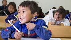 Học sinh Lào Cai mặc áo ấm khi nhiệt độ những ngày qua thấp nhất phổ biến dưới 15 độ C. Ảnh minh họa: Báo Lào Cai.