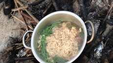 Một phượt thủ thú nhận hái trộm rau su su để nấu nồi mỳ tôm này. Ảnh: Facebook