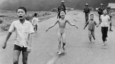 Bức ảnh 'Nỗi kinh hoàng chiến tranh' của nhà báo đoạt giải Pulitzer, Nick Ut, ghi lại cảnh các em bé Việt Nam chạy trốn một cuộc tấn công bằng bom napalm. (Ảnh: Nick Ut)