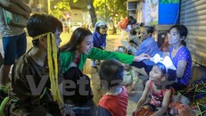 'Chú Cuội, chị Hằng' trắng đêm phát quà Trung Thu cho người vô gia cư