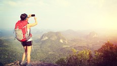 'Một năm đi chơi nước ngoài, mẹ con tôi tiêu tiền ít hơn ở nhà'