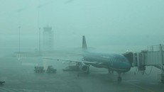 Sân bay Tân Sơn Nhất ngập nặng, hàng loạt chuyến bay không thể hạ cánh 