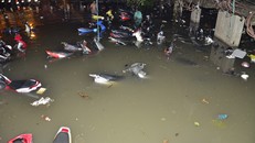  Hơn 1.000 xe máy chìm nghỉm trong nước ở Sài Gòn