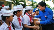 Anh Nguyễn Mạnh Dũng- Bí thư thường trực T.Ư Đoàn tặng quà, động viên học sinh Trường THCS Kỳ Ninh, thị xã Kỳ Anh