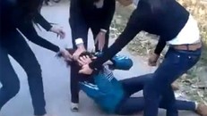 Ba nữ sinh lớp 9 bầm tím mặt vì bị đánh hội đồng