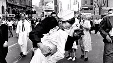 "Ngày V-J ở Quảng trường Thời đại", một trong những bức ảnh nổi tiếng nhất thế kỷ XX. Ảnh: Alfred Eisenstaedt