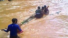 Người dân làm bè tre để đưa những người trồng rừng gặp nạn khi lũ đổ từ thủy điện sông Bung 2.