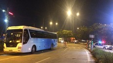 Xe khách bỏ chạy khỏi hiện trường. Ảnh: Sơn Hòa