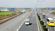 Trạm dừng chân đầu tiên trên cao tốc TP HCM - Trung Lương được xây cả hai hướng đặt ở huyện Thủ Thừa, Long An. Ảnh: Hoàng Nam