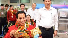 Sáng 21/9, Bộ trưởng Văn hóa Thể thao và Du lịch Nguyễn Ngọc Thiện, Tổng cục trưởng Tổng cục TDTT Vương Bích Thắng đã đến tận nhà ga quốc tế sân bay Tân Sơn Nhất (TP.HCM) để đón đoàn VĐV Paralympics Việt Nam trở về từ Brazil. Ở giải đấu vừa qua, đoàn đã g