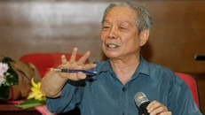 GS.TS Võ Đại Lược, Tổng Giám đốc Trung tâm Kinh tế châu Á - Thái Bình Dương trao đổi với PV Tiền Phong về vấn đề “cả nhà làm quan”. Ảnh: PV.