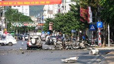 Hiện trường vụ nổ xe taxi như bom, khiến hai người chết. Ảnh: Minh Cương