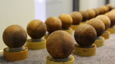 Bom bi quả cam (BLU - 66) còn sót lại sau chiến tranh tại Việt Nam trưng bày tại Trung tâm hành động bom mìn quốc gia. Ảnh: HP.