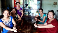 Chị Nguyễn Thị Ánh Đào (bìa trái) và những người thân gia đình trong ngày biết tin trúng số 92 tỷ đồng. Ảnh: Hòa Hội.