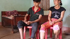 Tuyến luôn cúi mặt tỏ ra buồn bã vì đã lâu rồi chưa được đến trường như bạn bè, em mong chân chóng khỏi để tiếp tục học tập. Ảnh: Hồng Vân