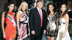 Trump chụp ảnh với các thí sinh tham dự Hoa hậu Hoàn vũ năm 2006 trước buổi ghi hình hôm 17/7/2006. Hoa hậu Phần Lan tóc vàng, đứng bên phải Trump. Ảnh: US Magazine