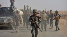 Cảnh sát liên bang Iraq tham gia chiến dịch diệt phiến quân Nhà nước Hồi giáo ở phía nam Mosul ngày 26/10. Ảnh: Reuters