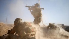 Những binh sĩ thuộc lực lượng cảnh sát đặc nhiệm Iraq đụng độ với các chiến binh IS ở thị trấn al-Shura, phía nam Mosul, hôm 29/10. Ảnh: Reuters